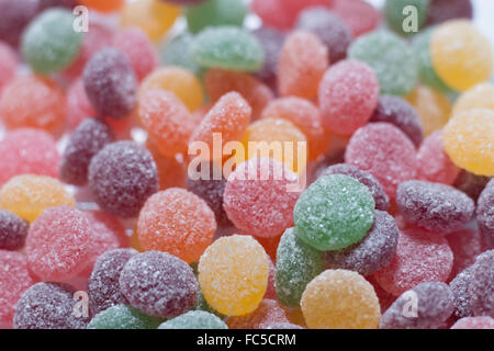 Una chiusura di jelly-tots, uno zucchero ricoperti fragranti dolci di frutta da Roundtree's. Foto Stock