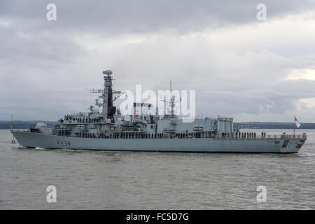 La Royal Navy tipo 23 fregata HMS Duca di ferro, uscire Portsmouth, Regno Unito il 11/1/16. La nave è attualmente una formazione del porto la nave a Portsmouth. Foto Stock