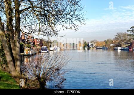 Il fiume Tamigi a Old Windsor Berkshire REGNO UNITO Foto Stock