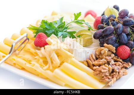 Il piatto di formaggi con uve Foto Stock