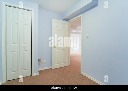 Svuotare Basement room interior design Foto Stock