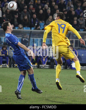 Kiev, Ucraina - 29 Marzo: Andriy Yarmolenko dell'Ucraina (R) combatte per una sfera con Daniele Gastaldello d'Italia durante il loro amichevole di Marzo 29, 2011 a Kiev, Ucraina Foto Stock