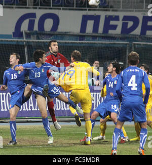 Kiev, Ucraina - 29 Marzo: Andriy Yarmolenko dell'Ucraina (in giallo) combatte per una sfera con i giocatori italiani durante il loro amichevole di Marzo 29, 2011 a Kiev, Ucraina Foto Stock