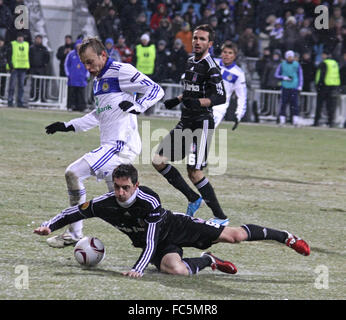 Kiev, Ucraina - 24 febbraio: Oleg Gusev della Dynamo Kyiv (bianco) combatte per una sfera con Roberto Hilbert di Besiktas durante il loro U Foto Stock