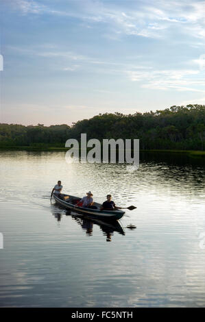 Canoa nel Rio delle Amazzoni in Ecuador, Sud America Foto Stock