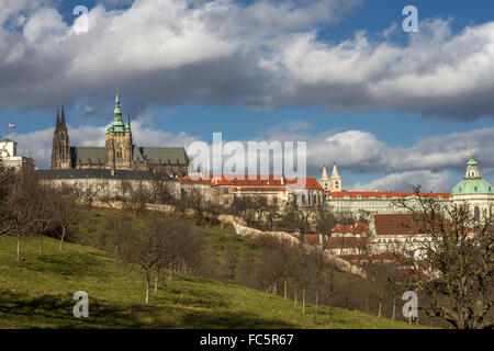 Vista dalla collina di Petrin al Castello di Praga Foto Stock