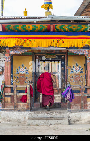 Monaco a Tamshing tempio buddista, Jakar, Bumthang, Bhutan Centrale, Asia Foto Stock