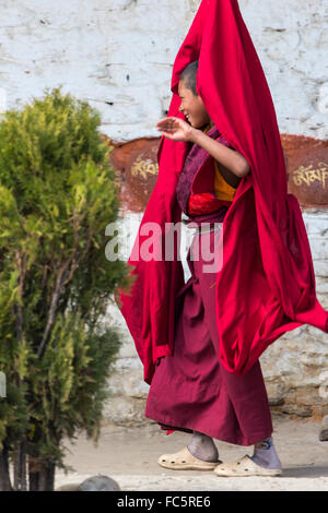 Giovane monaco a Tamshing tempio buddista, Jakar, Bumthang, Bhutan Centrale, Asia Foto Stock