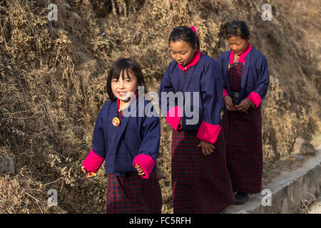 Scolari in costume tradizionale, Jakar, Bumthang, Centrale Bhutan Foto Stock