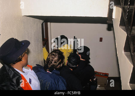 Washington, DC, Stati Uniti d'America, 16 maggio, 1989 cc. La polizia di servire un avviso di sfratto su un sospetto di Crack House' Credit: Mark Reinstein Foto Stock