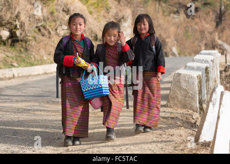 Scolari in costume tradizionale, Jakar, Bumthang, Centrale Bhutan Foto Stock