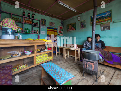 Coppia giovane nella loro cafe, Jakar, Bumthang, Bhutan Centrale, Asia Foto Stock