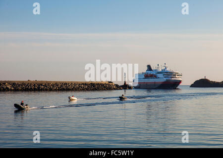 Hurtigruta arrivando a Svolvaer Harbour in Lofoten, Norvegia. Foto Stock