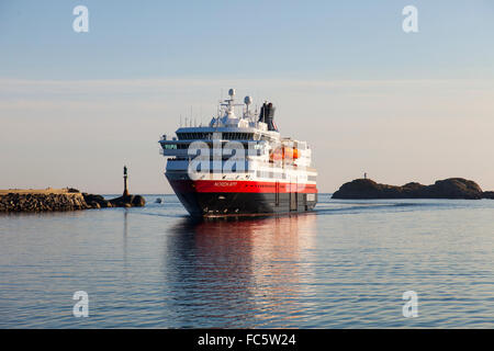 Hurtigruta arrivando a Svolvaer Harbour in Lofoten, Norvegia. Foto Stock