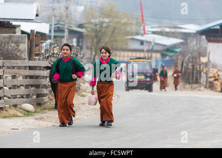 Scolari in costume tradizionale, Jakar, Bumthang, Centrale Bhutan Foto Stock