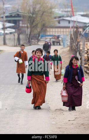 Scolari in costume tradizionale, Jakar, Bumthang, Centrale Bhutan Foto Stock