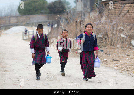 Scolari in costume tradizionale, Jakar, Bumthang, Centrale Bhutan Foto Stock