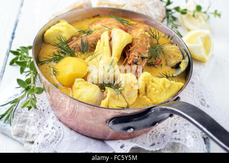 Stufato di pesce in Casserolle Foto Stock