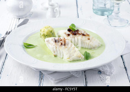 Filetto di merluzzo in basilico schiuma di Champagne Foto Stock