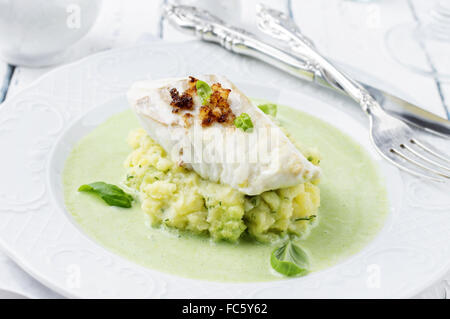 Filetto di merluzzo in basilico schiuma di Champagne Foto Stock