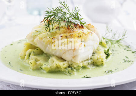 Filetto di merluzzo in basilico schiuma di Champagne Foto Stock