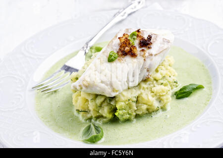 Filetto di merluzzo in basilico schiuma di Champagne Foto Stock