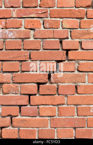 Muro di casa con una crepa nel mezzo Foto Stock