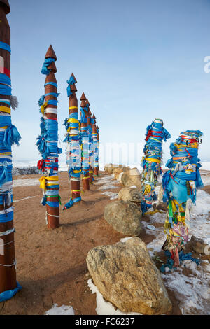 Sciamano di legno totem con nastri Foto Stock