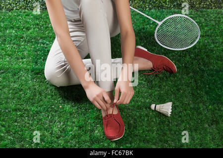 Donna di gambe e badminton racchetta Foto Stock