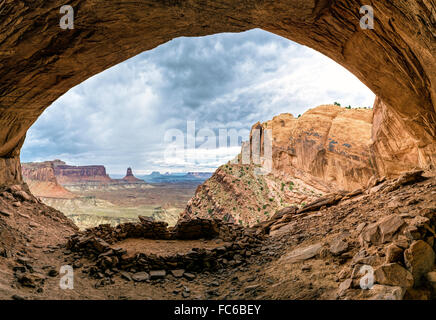 Il falso Kiva sentiero conduce a una classe II sito archeologico in Island in the Sky Distretto del Parco Nazionale di Canyonlands. Foto Stock