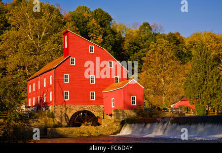 Alberi d'autunno paesaggio dello storico Red Mill, Gristmill vintage ruota d'acqua e damn in Hunterdon Co., fattoria del New Jersey, Stati Uniti, FS 12.90 ppi Foto Stock