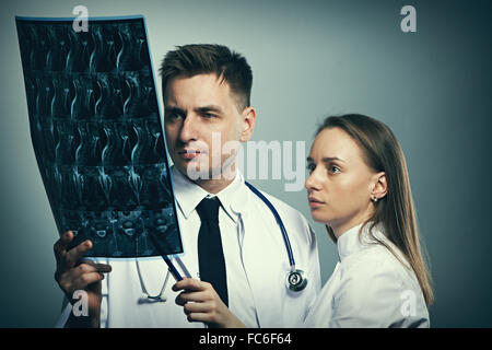 I medici team con MRI scan spinale Foto Stock