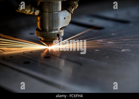 Il taglio del metallo. La formazione di scintille volare dal laser Foto Stock