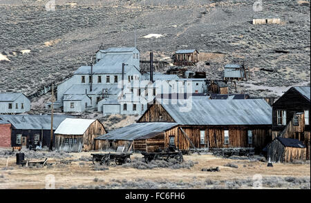 I visitatori possono esplorare un famoso California città fantasma chiamato Bodie, che ha guadagnato la fama e la fortuna negli anni settanta a causa delle sue miniere d'oro. Tra gli edifici di vecchia costruzione è la collina timbro Standard mulino dove il metallo prezioso è stata estratta dalla roccia di quarzo e trasformato in oro bar. Situata nella parte orientale della Sierra Nevada, questa città abbandonate che una volta aveva una popolazione di 8.500 e più di 2.000 edifici è ora stato Bodie Historic Park. Foto Stock