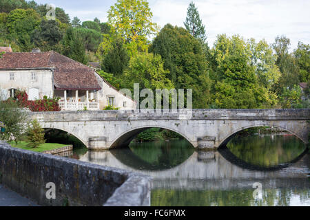 Fiume Dronne e villaggio, Brantome, Valle della Loira, Francia Foto Stock