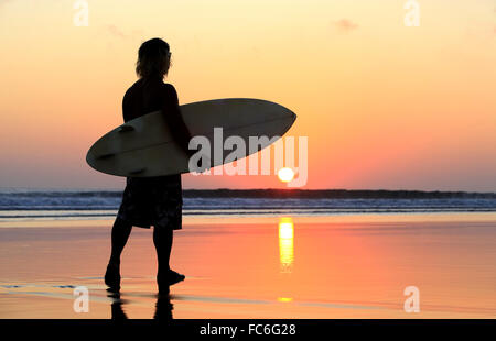 Surfer il tramonto Foto Stock