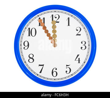 Orologio fabbricato di denaro delle monete in euro Foto Stock