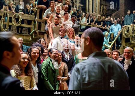 Il Presidente degli Stati Uniti Barack Obama saluta il cast e la troupe di 'Hamilton' dopo aver visto il gioco con le sue figlie al Richard Rodgers Theatre Luglio 18, 2015 a New York City. Foto Stock