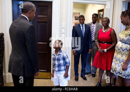 Quattro-anno-vecchio Malik Hall guarda incredulo al Presidente degli Stati Uniti Barack Obama prima di una partenza foto con Malik's zio Maurice Owens alla Casa Bianca il 4 settembre 2015 a Washington, DC. Foto Stock