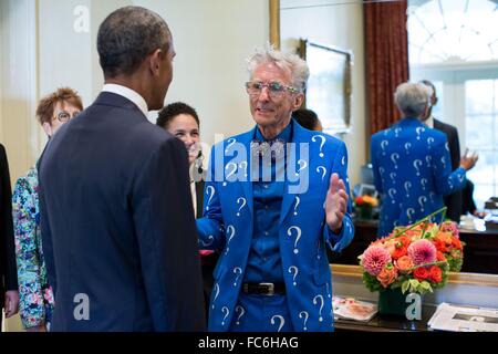 Il Presidente degli Stati Uniti Barack Obama saluta Matteo Lesko prima di avere una fotografia scattata con il suo figlio Max Lesko chi è in partenza il difensore ufficio presso la Casa Bianca Settembre 18, 2015 a Washington, DC. Lesko è noto per il suo punto interrogativo tuta e informercials sui sussidi governativi e denaro gratuito. Foto Stock