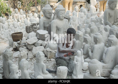 ASIA MYANMAR MANDALAY MARMO FABBRICA DI BUDDHA Foto Stock