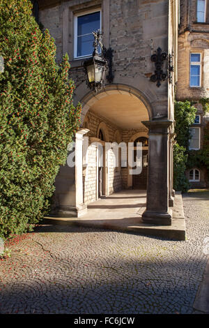 Angolo tradizionale casa coperta di edera Foto Stock