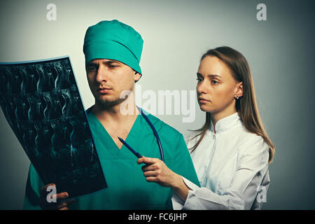 I medici team con MRI scan spinale Foto Stock