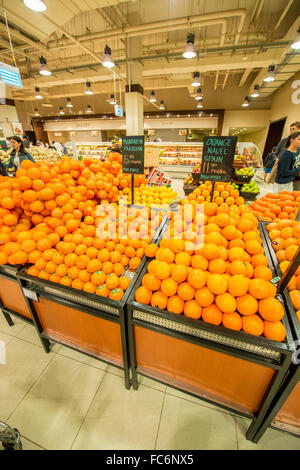 Dubai - Gennaio 7, 2014: Dubai supermarket Waitrose su gennaio 7 Foto Stock