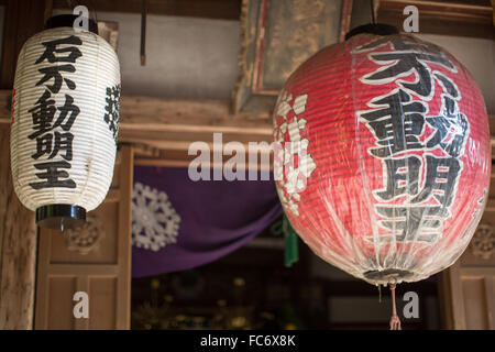 Kyoto, Giappone. 31 ott 2012. Laterns appendere nei giardini del tempio giapponese Kinkakuji, Padiglione Dorato durante il pomeriggio a Kyoto, Giappone © Daniel DeSlover/ZUMA filo/Alamy Live News Foto Stock