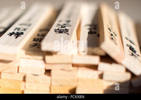 Kyoto, Giappone. 31 ott 2012. Bastoncini di preghiera all'interno dei terreni del tempio giapponese Kinkakuji, Padiglione Dorato durante il pomeriggio a Kyoto, Giappone © Daniel DeSlover/ZUMA filo/Alamy Live News Foto Stock