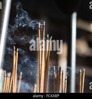 Kyoto, Giappone. 31 ott 2012. Brucia Incenso all'interno dei terreni del tempio giapponese Kinkakuji, Padiglione Dorato durante il pomeriggio a Kyoto, Giappone © Daniel DeSlover/ZUMA filo/Alamy Live News Foto Stock