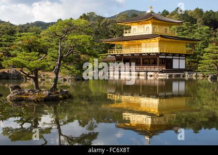 Kyoto, Giappone. 31 ott 2012. Tempio giapponese Kinkakuji, Padiglione Dorato durante il pomeriggio a Kyoto, Giappone © Daniel DeSlover/ZUMA filo/Alamy Live News Foto Stock