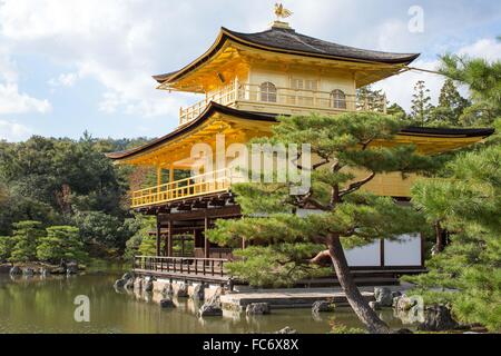 Kyoto, Giappone. 31 ott 2012. Tempio giapponese Kinkakuji, Padiglione Dorato durante il pomeriggio a Kyoto, Giappone © Daniel DeSlover/ZUMA filo/Alamy Live News Foto Stock