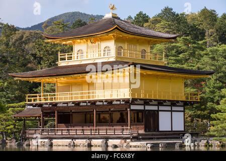 Kyoto, Giappone. 31 ott 2012. Tempio giapponese Kinkakuji, Padiglione Dorato durante il pomeriggio a Kyoto, Giappone © Daniel DeSlover/ZUMA filo/Alamy Live News Foto Stock